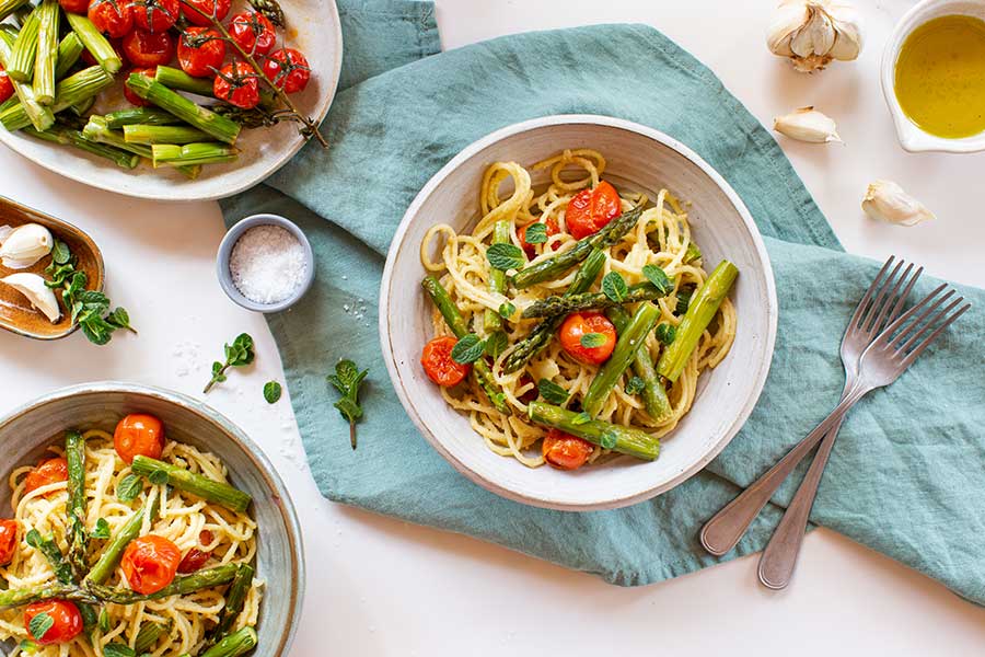 Spaghetti mit grünem Spargel in Mandelsauce und Kirschtomaten