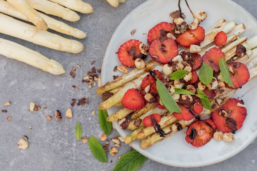 Gegrillter weißer Spargel mit Erdbeeren, karamellisierten Haselnüssen und Balsamico Reduktion