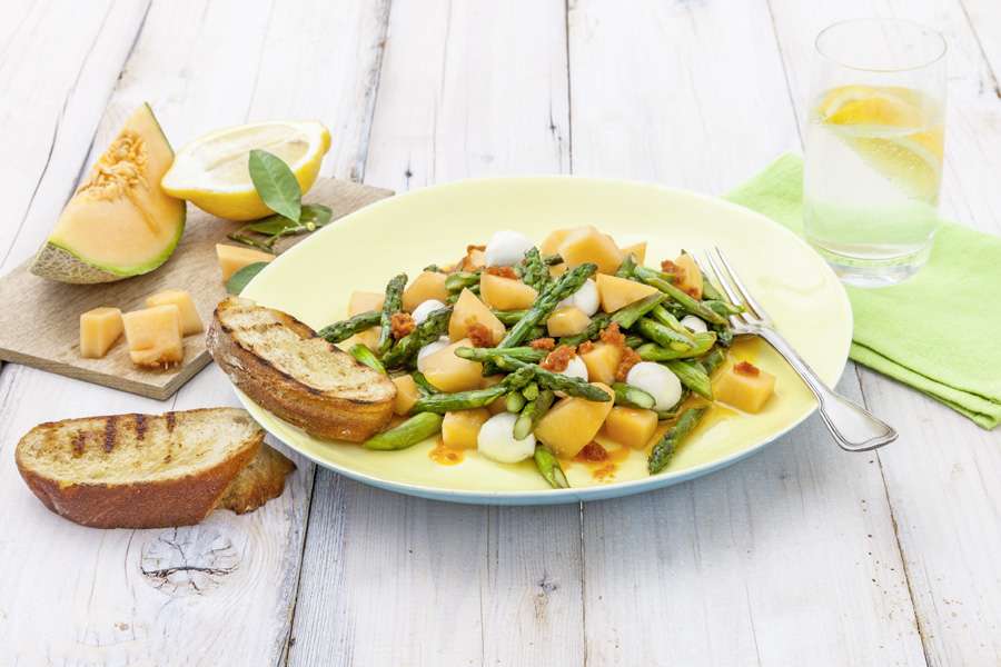 Spargel-Melonen-Salat mit Pesto Rosso Vinaigrette