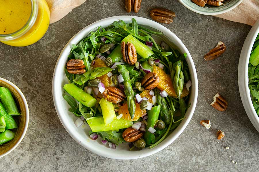 Spargelsalat mit Senfdressing und Pekannüssen