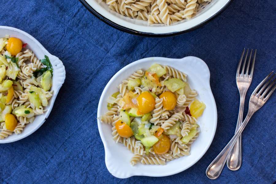 Spirelli mit gelben Cocktailtomaten, Zucchini und frischer Petersilie