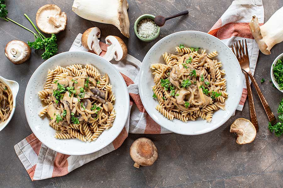 Fusilli con crema di mandorle e funghi