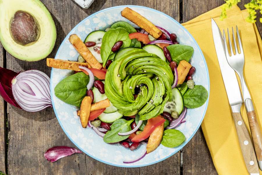 Sunshine Bowl mit Avocado und Süßkartoffeln