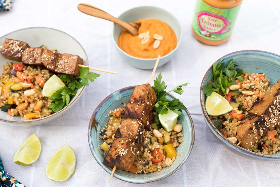 Tofu-Saté mit Gemüsereis und Erdnusssauce