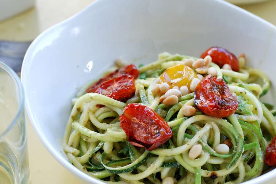 Zucchini-Nudeln mit Pesto Verde, gebackenen Cocktail-Tomaten und Zedernüssen