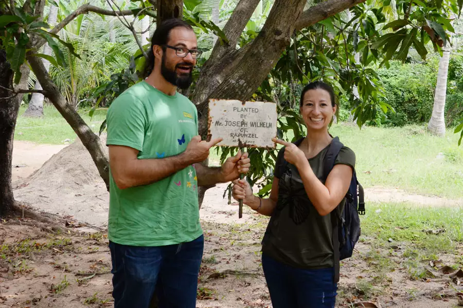 Stephen Sven Hubbes und Manuela Schmid bei dem Mangobaum, den Joseph Wilhelm vor 15 Jahren im Rapunzel Sri Lanka-Projekt pflanzte – ein für Sri Lanka typisches Ritual für besondere Besucher.