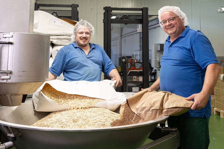 Gli ingredienti per il muesli vengono versati nel miscelatore.