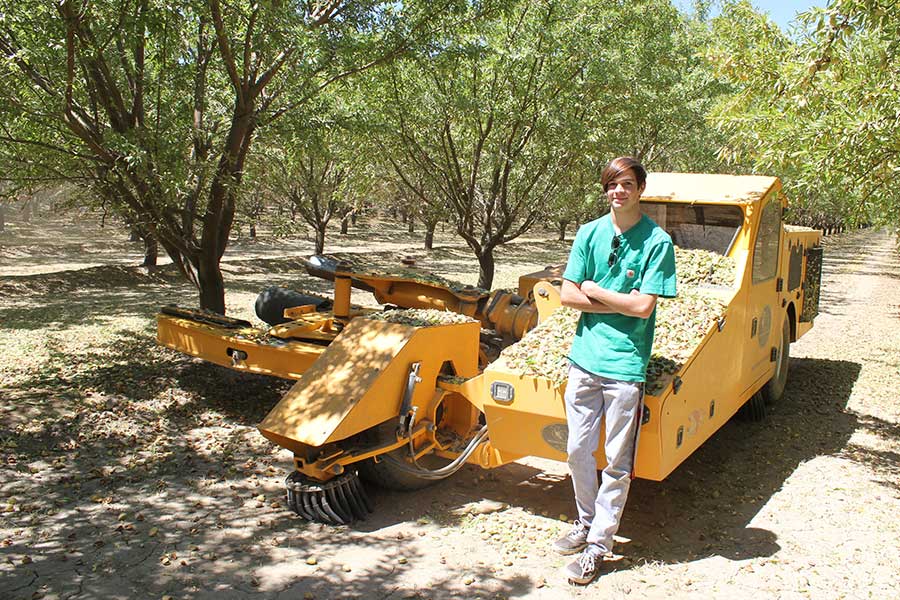 The next generation is already taking over responsibility: Nicholas Koretoff, the son of owner Steve Koretoff, with an almond harvest machine 