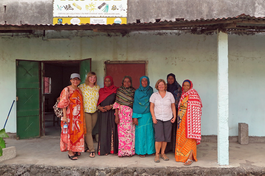Rapunzel Naturkost besucht Sitti Chihabiddine (links) und ihre Mitarbeiterinnen in Moroni.