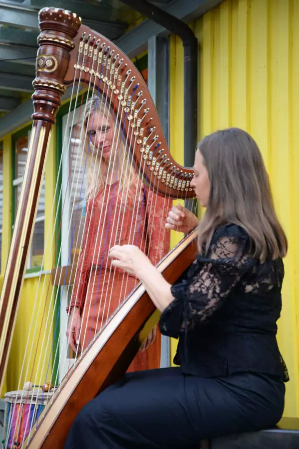 Martina Noichl verzauberte mit ihrem Harfenspiel