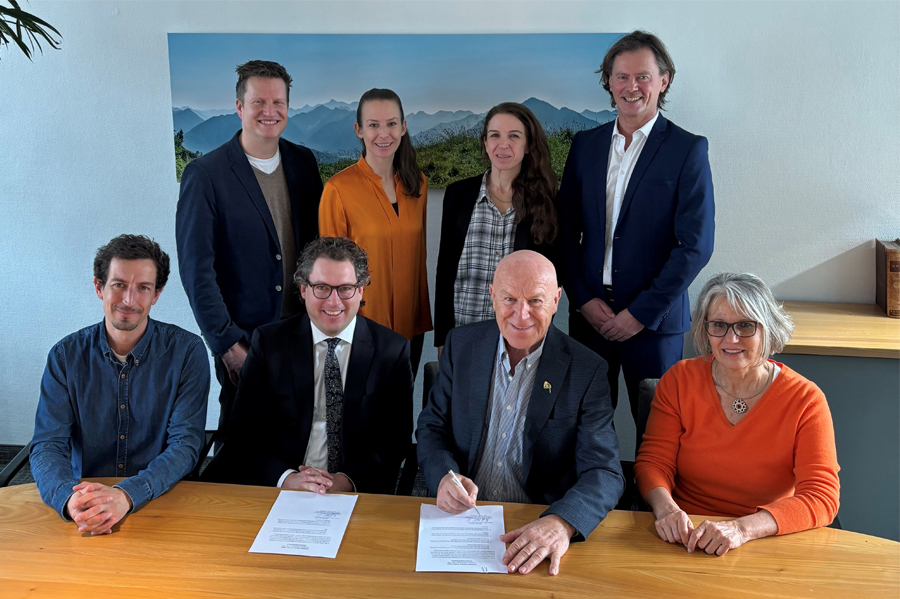 The generational change, with the new management and the authorised signatories, is notarised.  The picture shows (front, from left to right) Managing Director, Leonhard Wilhelm, notary, Karl Büringer, Joseph Wilhelm, Managing Director, Margarethe Epple.  (back, from left to right): Logistics Manager and authorised signatory, Stefan Schmaus, Managing Director, Rosalie Dorn, Managing Director, Seraphine Wilhelm, Production Manager and authorised signatory, Alexander Karst.