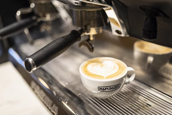 Cappuccino mit Rapunzel Heldenkaffee unter Siebträgermaschine.