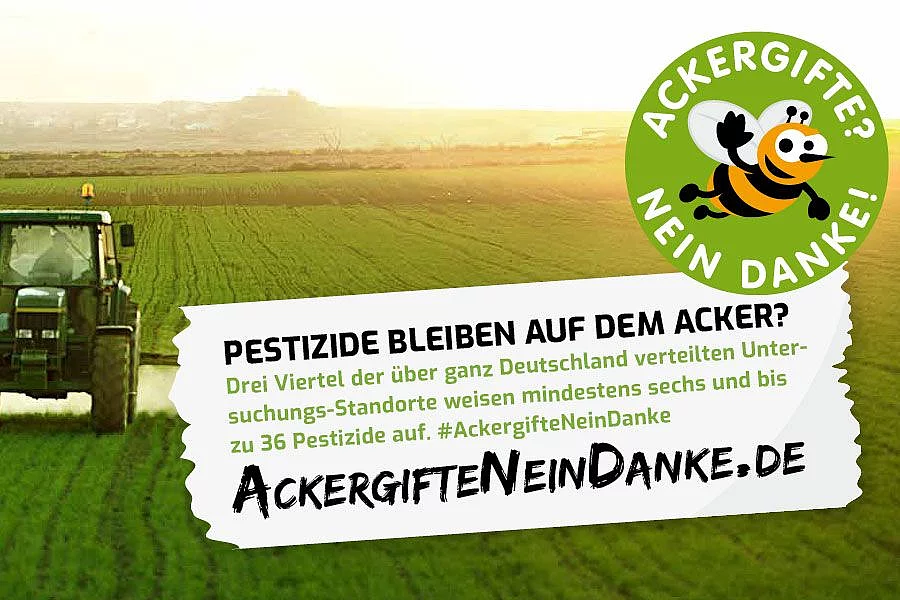Traktor auf dem Feld, der Pestizide versprüht. Mit Text: Pestizide bleiben auf dem Acker?