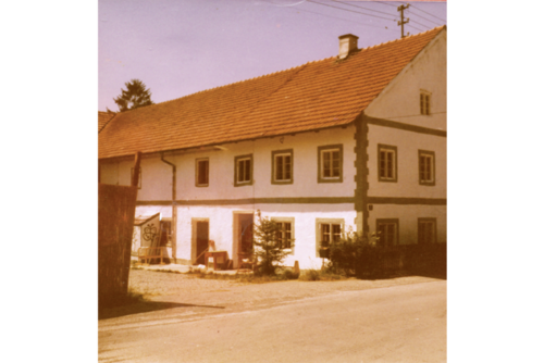 Ein historisches Foto von einem alten Bauernhaus in Pestenacker (Oberbayern).