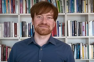 Auf dem Bild ist Karl Bär vom Umweltinstitut München zu sehen, der die Studie zur Pestizid-Belastung in der Luft mit auf die Bahn brachte