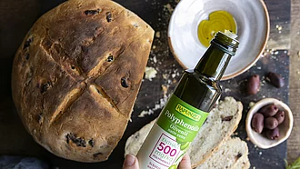 Steinofenbrot mit Olivenschälchen und Rapunzel Polyphenolia Bio-Olivenöl – mediterraner Genuss aus kontrolliert biologischem 