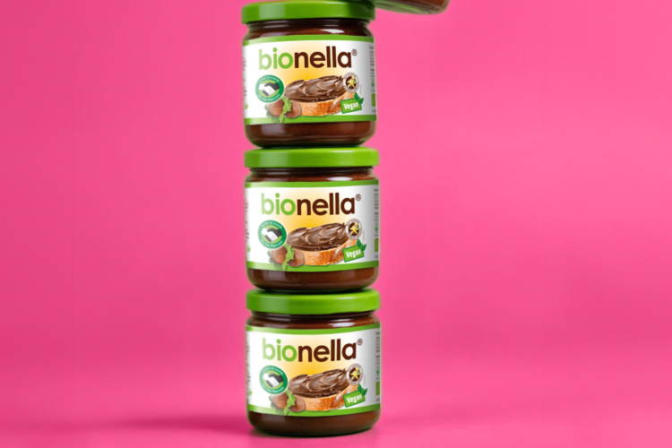 4 bionella Gläser aufeinander gestapelt vor pinkem Hintergrund