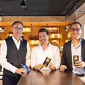 Günther Kscheschinski, Thomas Leitner und Christoph Birchler halten Maestrani Schokoladen in die Kamera.
