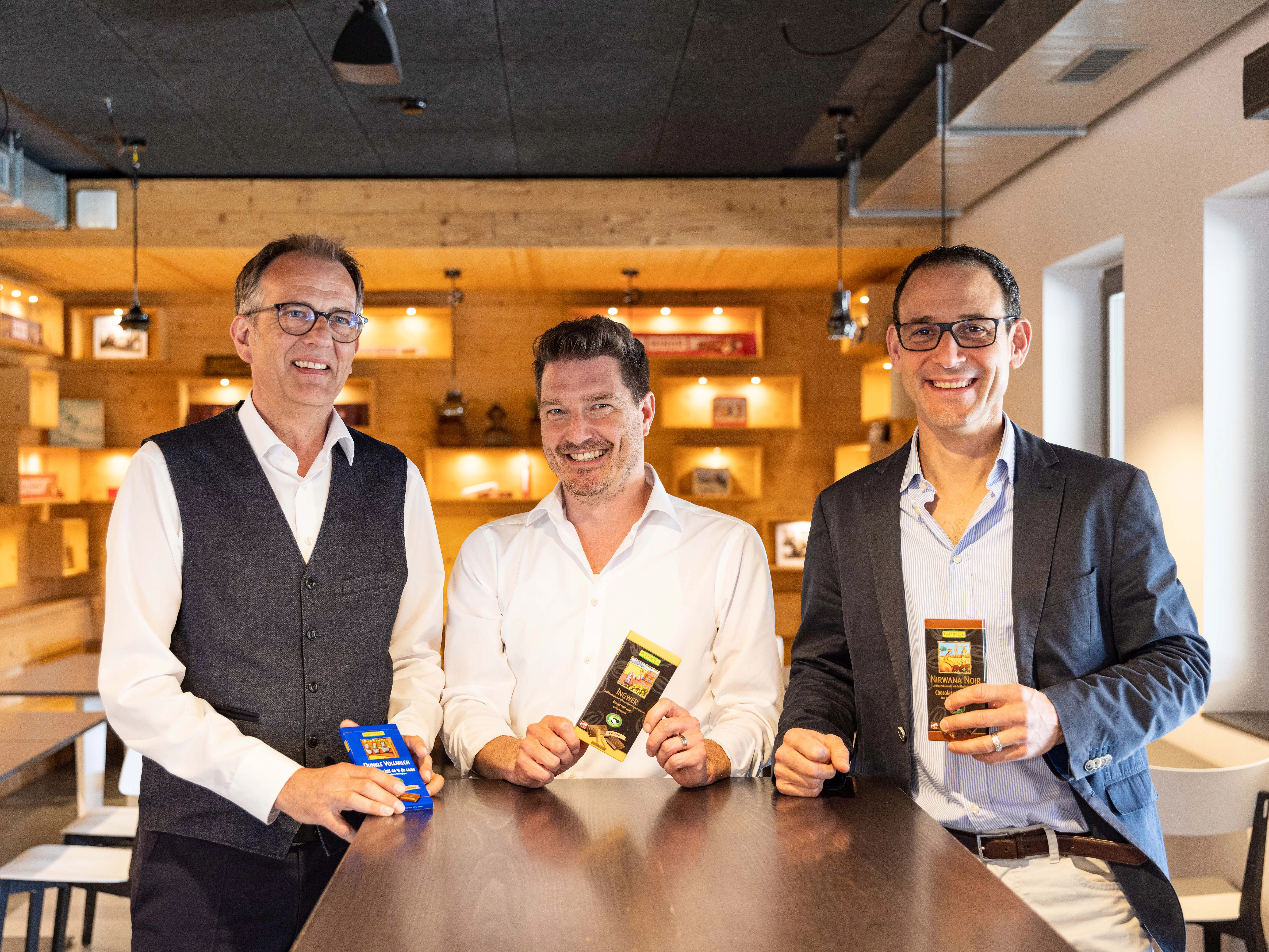 Günther Kscheschinski, Thomas Leitner und Christoph Birchler halten Maestrani Schokoladen in die Kamera.