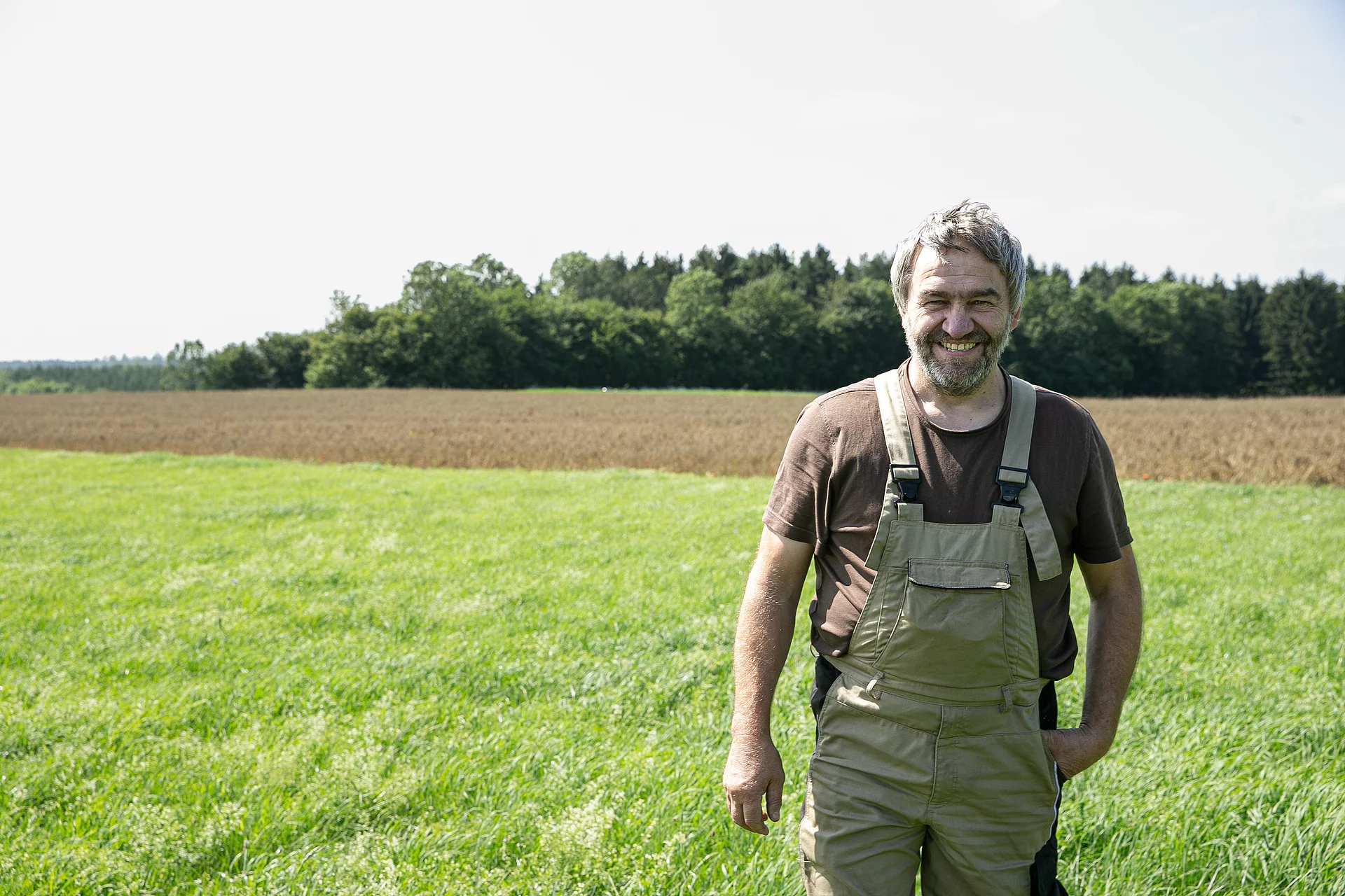 Über Rebio erhält der Haferbauer Planungssicherheit. Haferbauer vor Grünland.