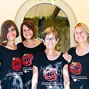 Familienfoto der Inhaberfamilie vor dem Hofladen.