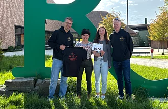 Die Veranstalter des Unterallgäuer Triathlons und die Läuferinnen vom Team Rapunzel Markus Empl-Fröhlich, Simone Walter, Marina Egger und Michael Rauch vor der Rapunzel Welt.
