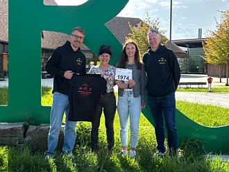 Die Veranstalter des Unterallgäuer Triathlons und die Läuferinnen vom „Team Rapunzel“ freuen sich über die erneute Kooperation (v.l.n.r.: Markus Empl-Fröhlich, Simone Walter, Marina Egger, Michael Rauch). Die Veranstalter des Unterallgäuer Triathlons und die Läuferinnen vom Team Rapunzel Markus Empl-Fröhlich, Simone Walter, Marina Egger und Michael Rauch vor der Rapunzel Welt.