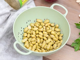 Frische Sojabohnen liegen in einer Abtropfschüssel und werden für ein Gericht vorbereitet – Bio-Zutat für Bowls, Currys oder Suppen