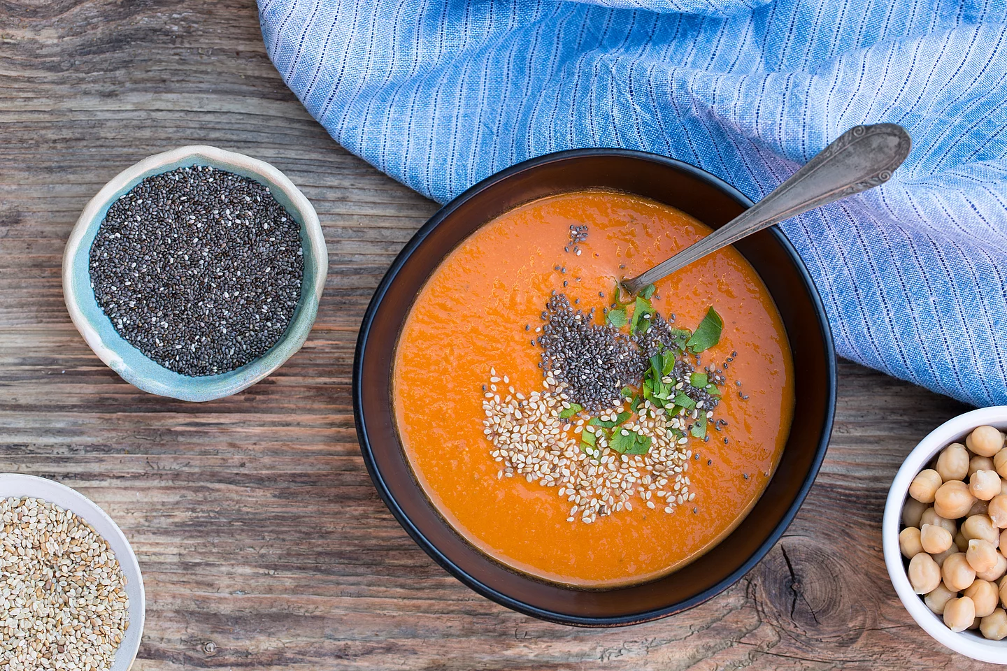 Tomatensuppe mit Topping Tomatensuppe von oben fotografiert in einer schwarzen Schüssel angerichtet