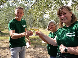 Rapunzel-Team bei der Olivenölproduktion auf Kreta. Das Rapunzel-Team begleitet die Olivenölproduktion auf Kreta – von der Ernte bis zur Abfüllung.