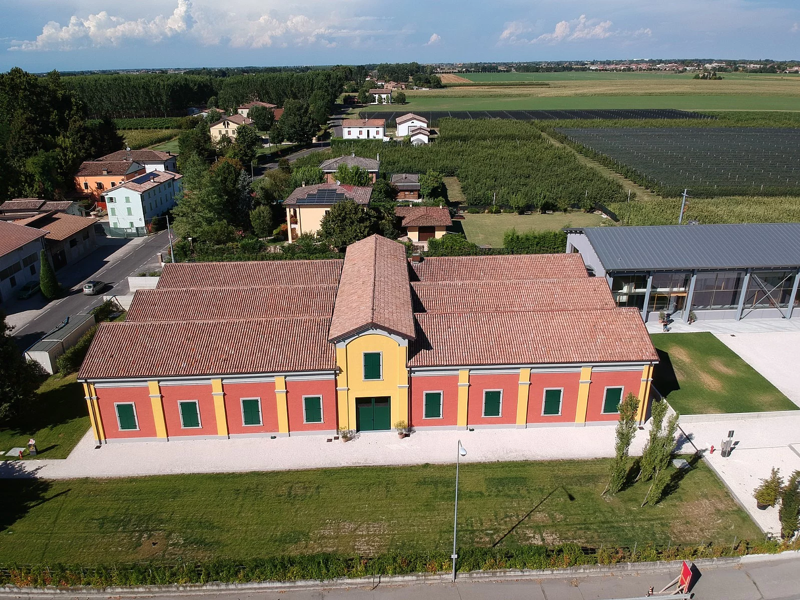Casa Mazzetti beherbergt das Acetum Erlebniszentrum. Luftaufnahme des Gebäudes „Casa Mazzetti“, welches das Besucherzentrum mit vielfältigen Einblicken in die Welt der Essigproduktion beherbergt. Es befindet sich direkt neben der Produktion von Acetum.