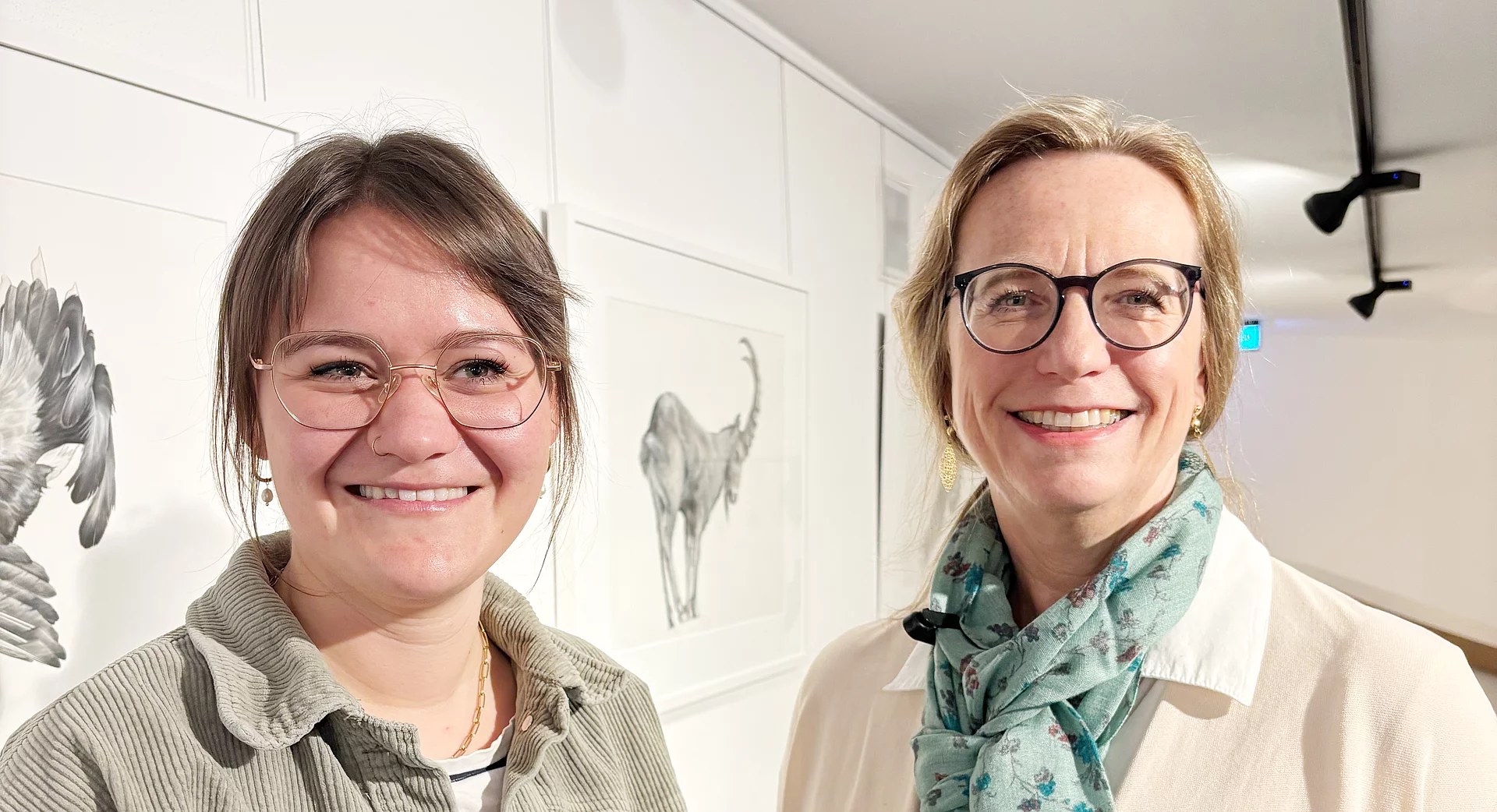 Sofia Müller von Rapunzel Naturkost und Bad Hindelangs Bürgermeisterin Dr. Sabine Rödel freuen sich über die Zusammenarbeit in Sachen bio-faire Schokolade. Sofia Müller (Rapunzel Naturkost) und Dr. Sabine Rödel (Erste Bürgermeisterin Bad Hindelang).