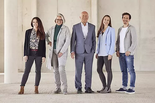 Ein Gruppenfoto der alten und neuen Generation der Geschäftsführung von Rapunzel.