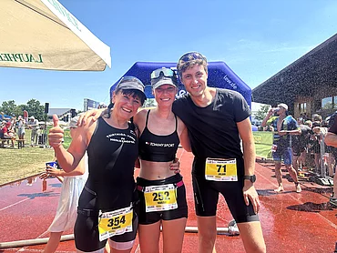 Das Team Rapunzel nach dem Zieleinlauf beim Unterallgäuer Triathlon: Simone, Marina und Julian.