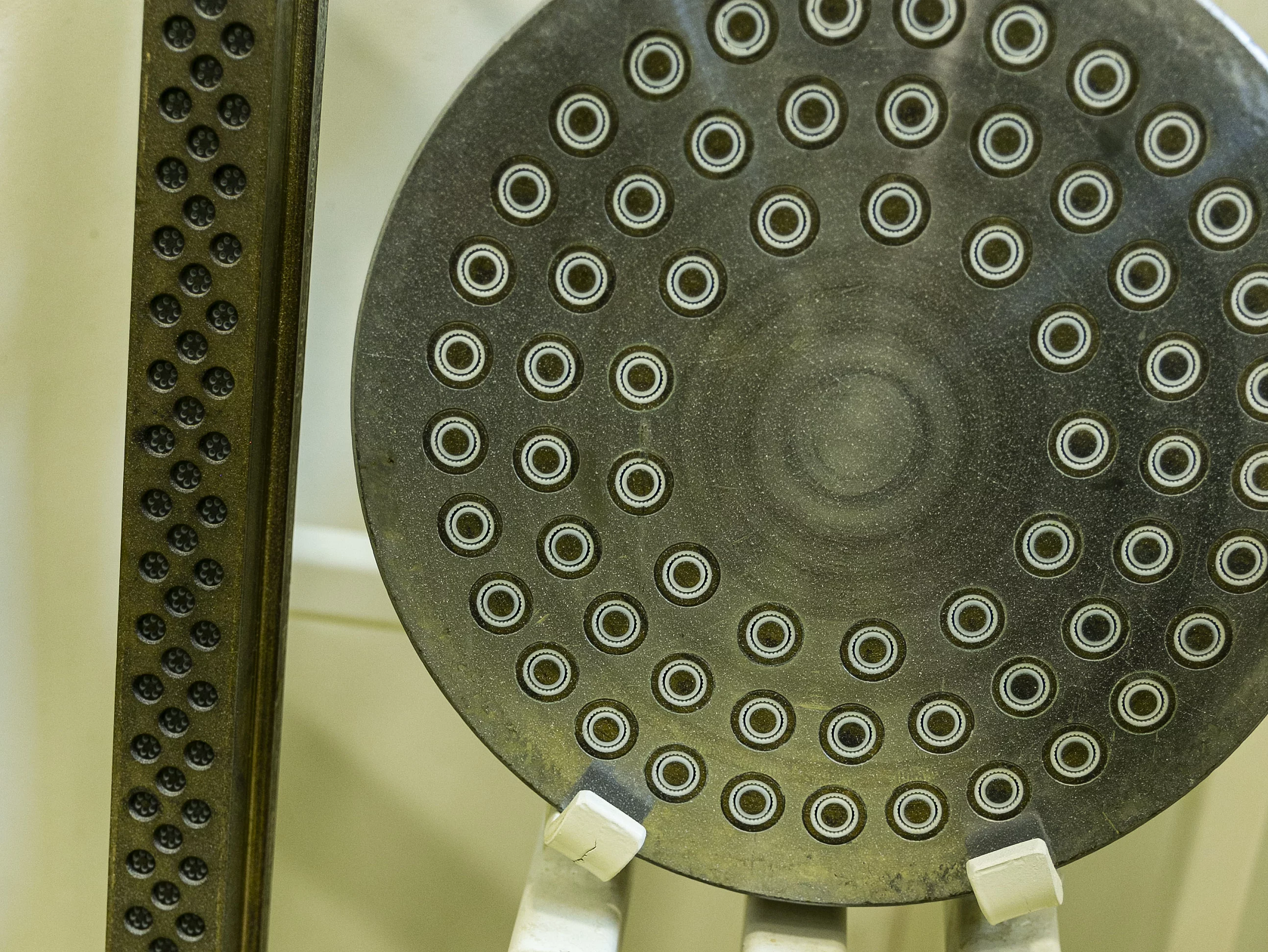 Je nach Form wird der Teig durch eine andere Matrize gepresst. Für einen Teil des Semola-Sortiments werden Bronze-Matrizen verwendet. Die Pasta erhält eine leicht rauhe Oberfläche und die Nudelsauce haftet später besser daran.