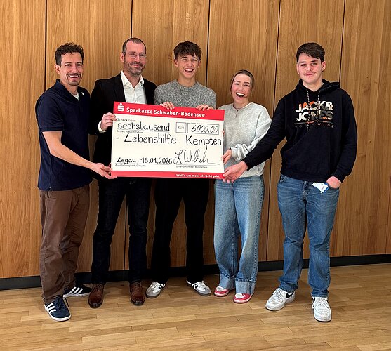 Übergabe der Spende mit Rapunzel Geschäftsführer, Geschäftsführer Stiftung Lebenshilfe Kempten und Auszubildende von Rapunzel