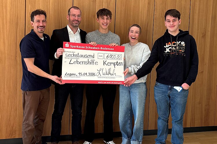 Spende von Rapunzel an Stiftung Lebenshilfe Kempten. Übergabe der Spende mit Rapunzel Geschäftsführer, Geschäftsführer Stiftung Lebenshilfe Kempten und Auszubildende von Rapunzel