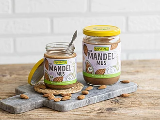 Braunes Mandelmus in zwei Größen Braunes Mandelmus in zwei unterschiedlichen Portionsgrößen in Küchen-Szene