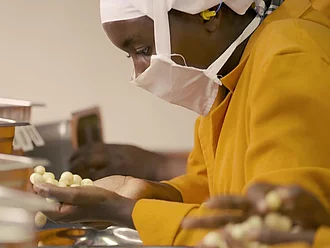 Eine Mitarbeiterin bei der Qualitätskontrolle von Macadamia-Nüssen.