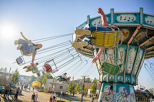 Ein Bild eines Kettenkarussell, das auf dem Rapunzel Eine Welt Festival stand.