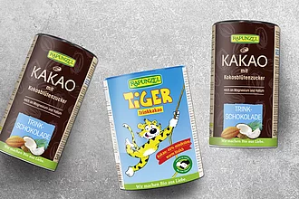 Eine Auswahl an Rapunzel Kakaosorten auf Tischuntergrund