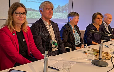 Rapunzel Naturkost, vertreten durch Eva Heusinger, ist einer der Kläger gegen die NGT-Verordnung der EU. Eva Heusinger und Mitstreiter an einem Tisch bei der Pressekonferenz