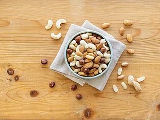 Rapunzel Nusskernmischungen auf einem Teller.