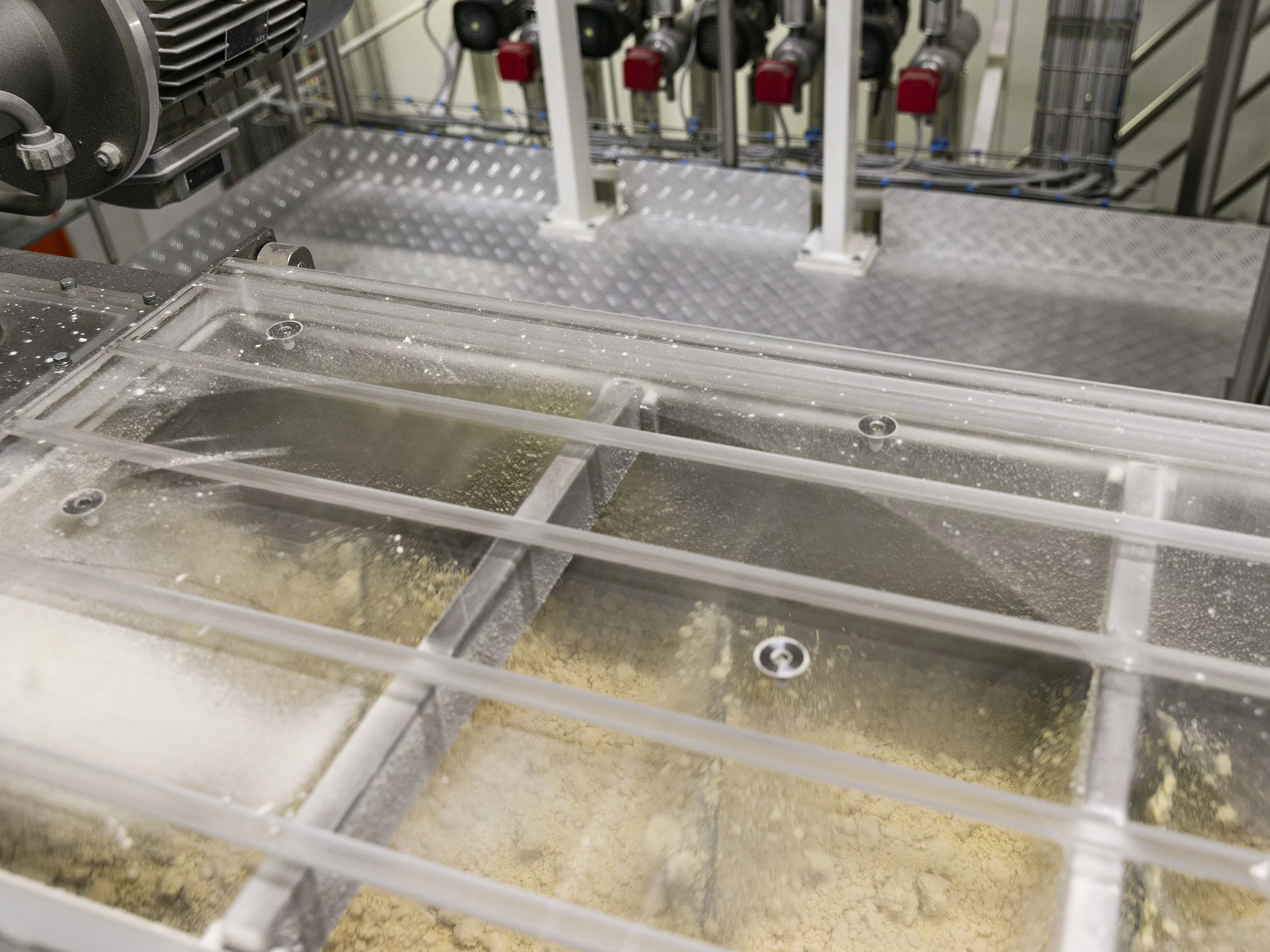 In einer Knetmaschine werden die Zutaten Getreide und Wasser zu einem Teig verarbeitet. In einer Knetmaschine werden die Zutaten 20 Minuten zu einem geschmeidigen Teig verarbeitet.