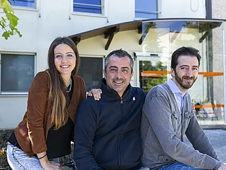 Geschwister Giovanni Battista Girolomoni, Maria Girolomoni, Samuele Girolomoni. Die Geschwister Girolomoni nebeneinander: von links eine Frau, neben zwei Männern