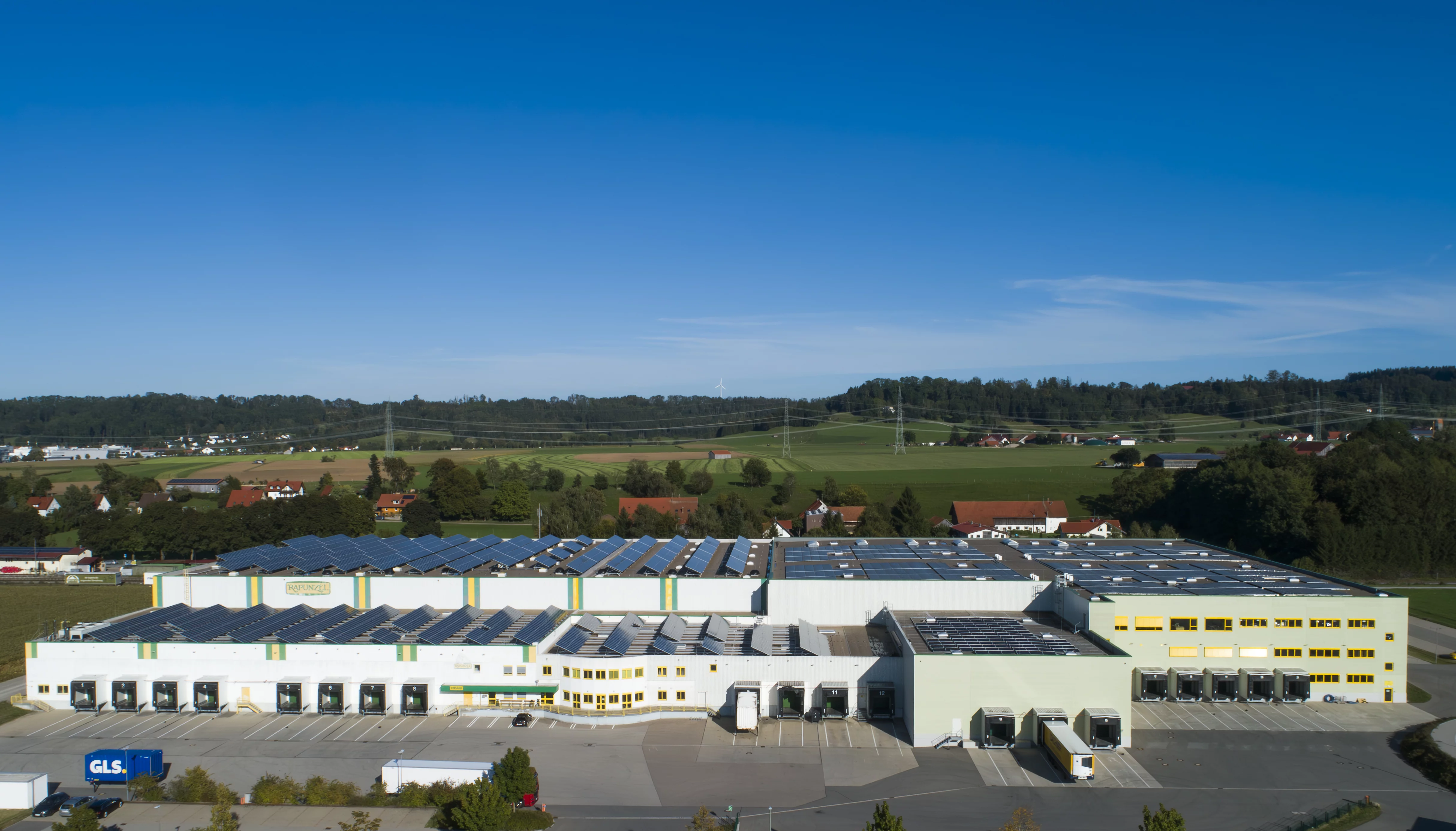 Logistikgebäude mit vielen Toren von Rapunzel Naturkost in Bad Grönenbach.