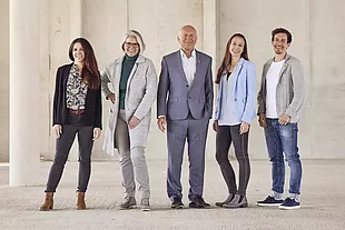 Ein Gruppenfoto der alten und neuen Generation der Geschäftsführung von Rapunzel.