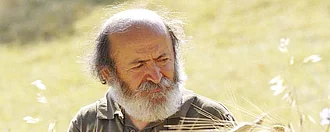 Bio-Pionier Gino Girolomoni setzte sich für traditionellen Getreideanbau ein. Pastificio-Gründer Gino Girolomoni in einem Getreidefeld, aus dem das Getreide für die 100 % italienische Pasta stammt.