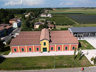 Luftaufnahme des Gebäudes „Casa Mazzetti“, welches das Besucherzentrum mit vielfältigen Einblicken in die Welt der Essigproduktion beherbergt. Es befindet sich direkt neben der Produktion von Acetum.