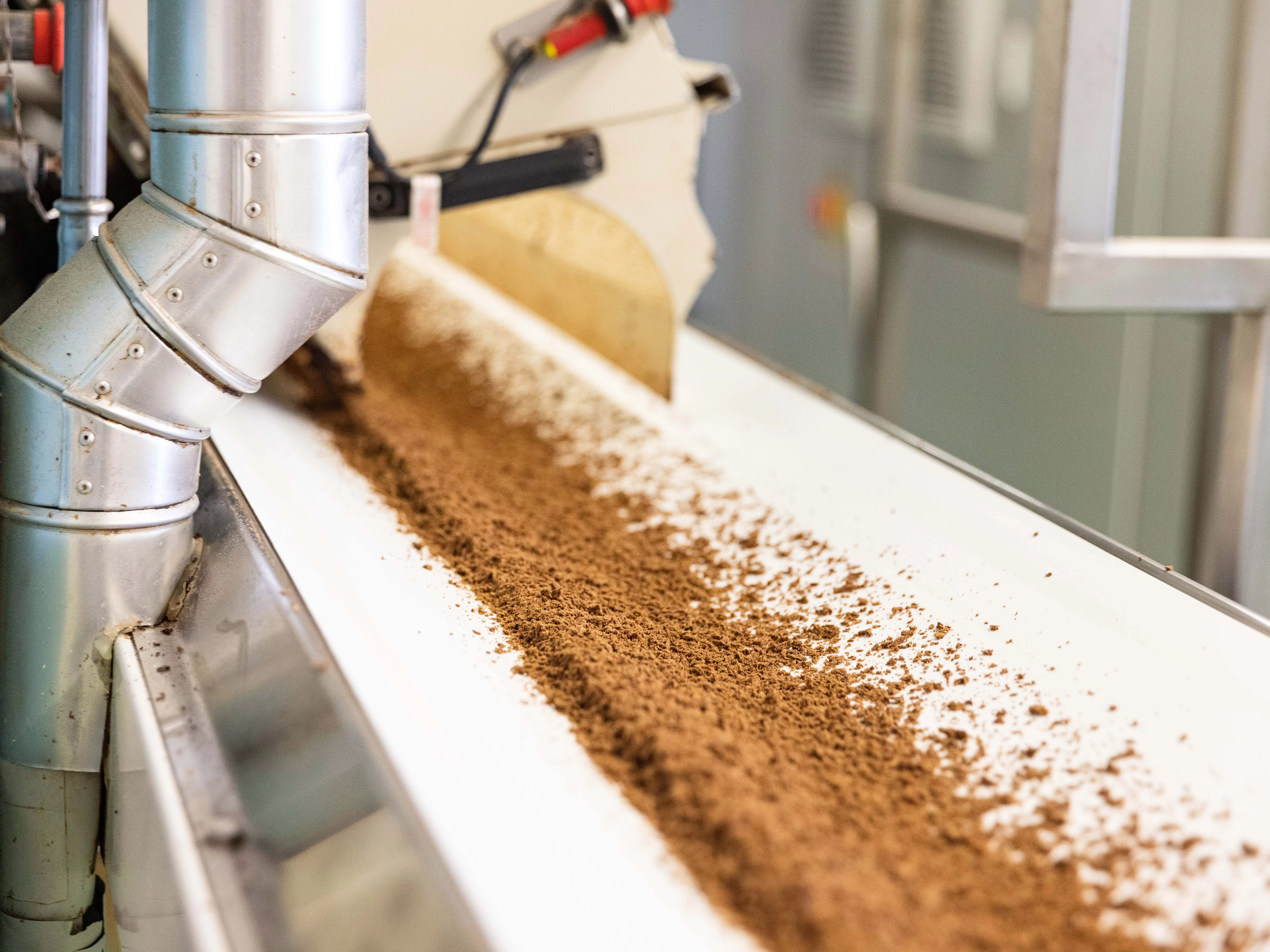 Fein gemahlenes Schokoladenpulver auf Band.